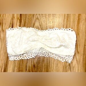 NWOT 𝑨𝑬𝑹𝑰𝑬 White lace Bandeau Bralette
